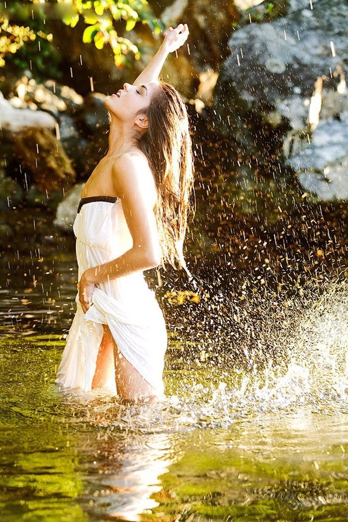 Marie Avgeropoulos in Havana