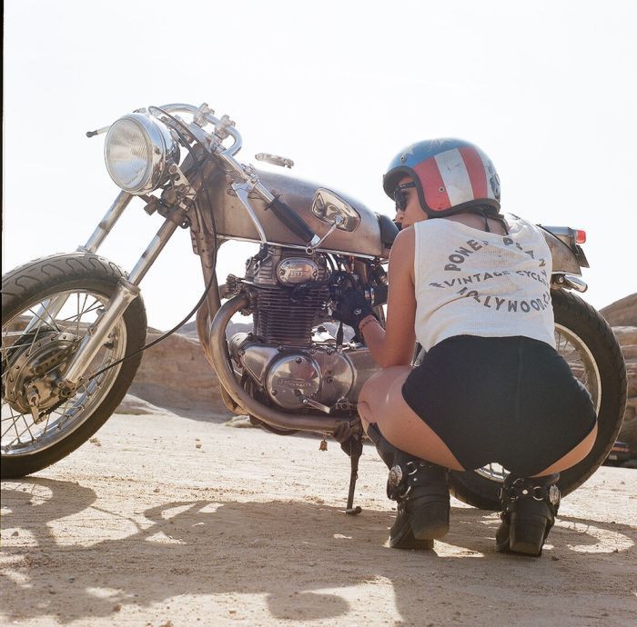 A playful frame from Girls on a motorcycle — online in Havana