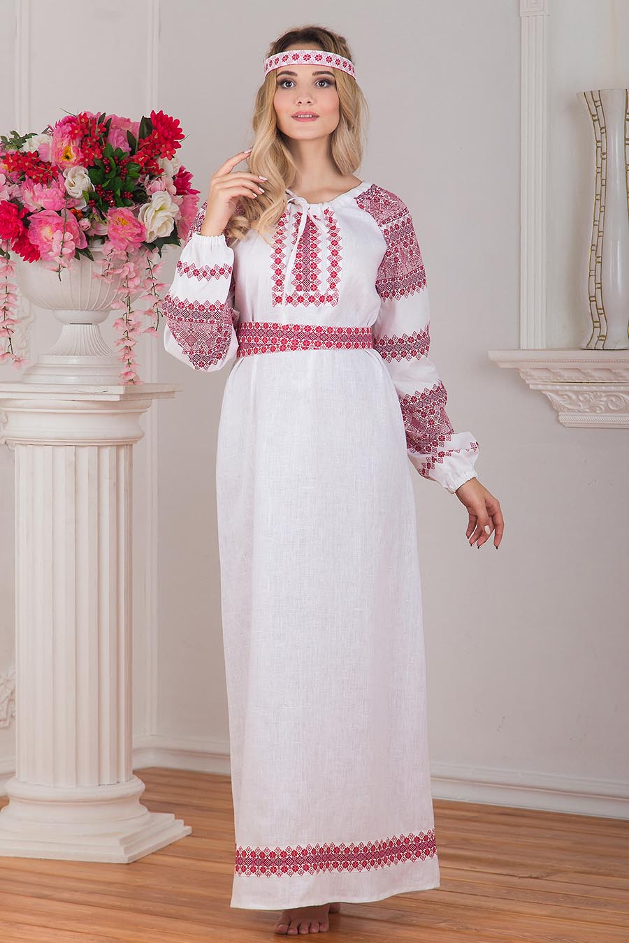 Women in Slavic costumes in Havana