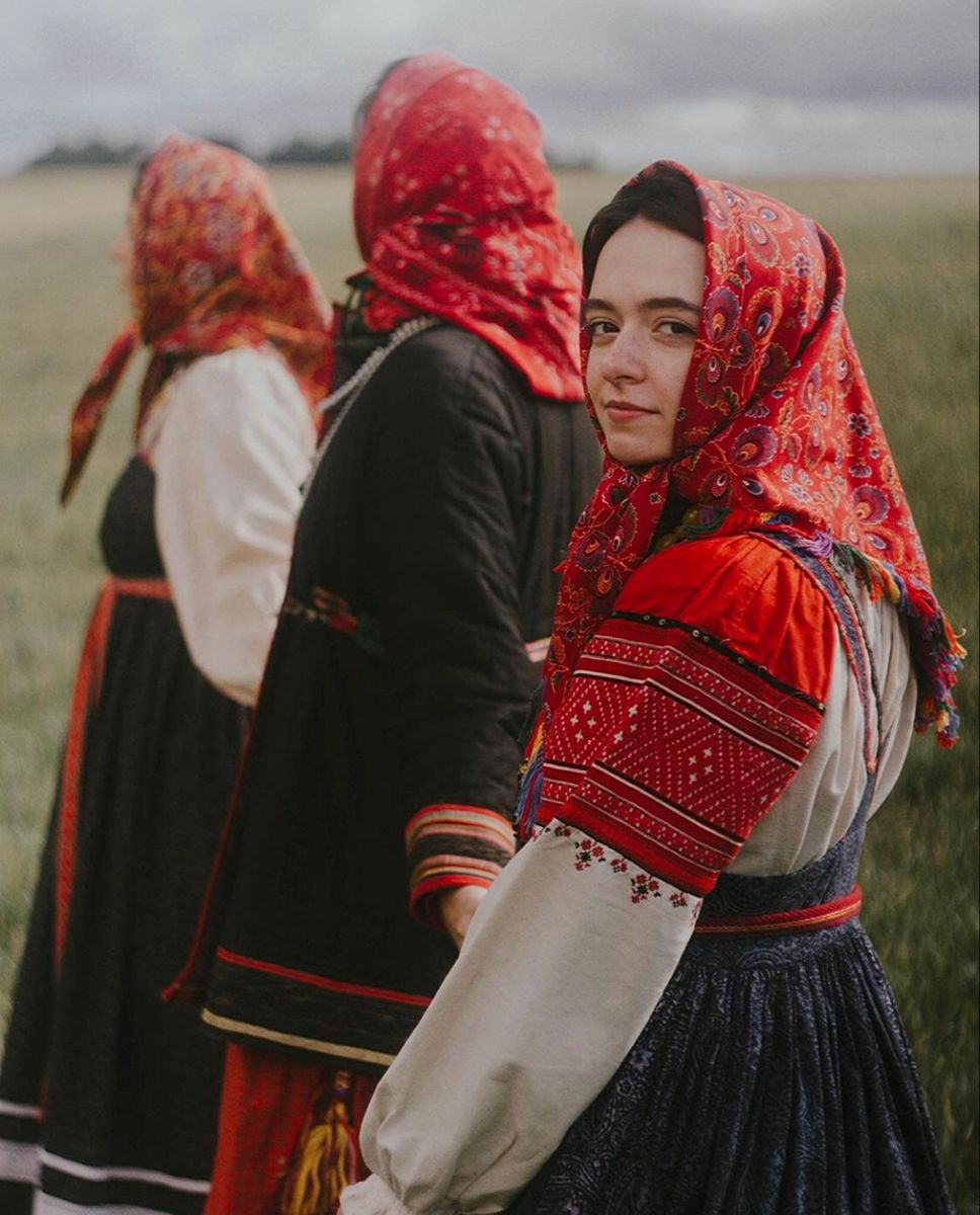 Women in Slavic costumes in Havana