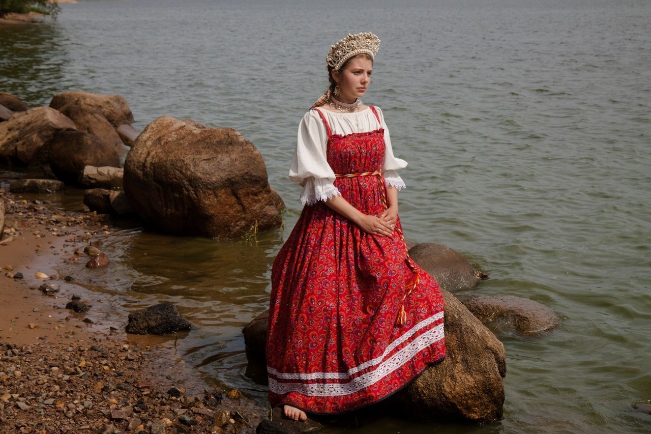 Women in Slavic costumes in Havana