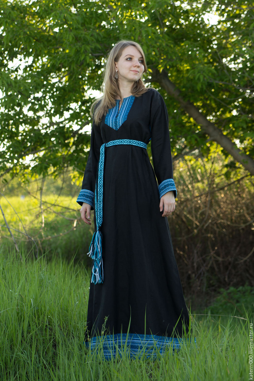 Women in Slavic costumes in Havana